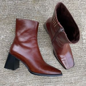 Geist Jeffery Campbell
2.5” heel
6.5” shaft
Leather upper/lining, synthetic sole